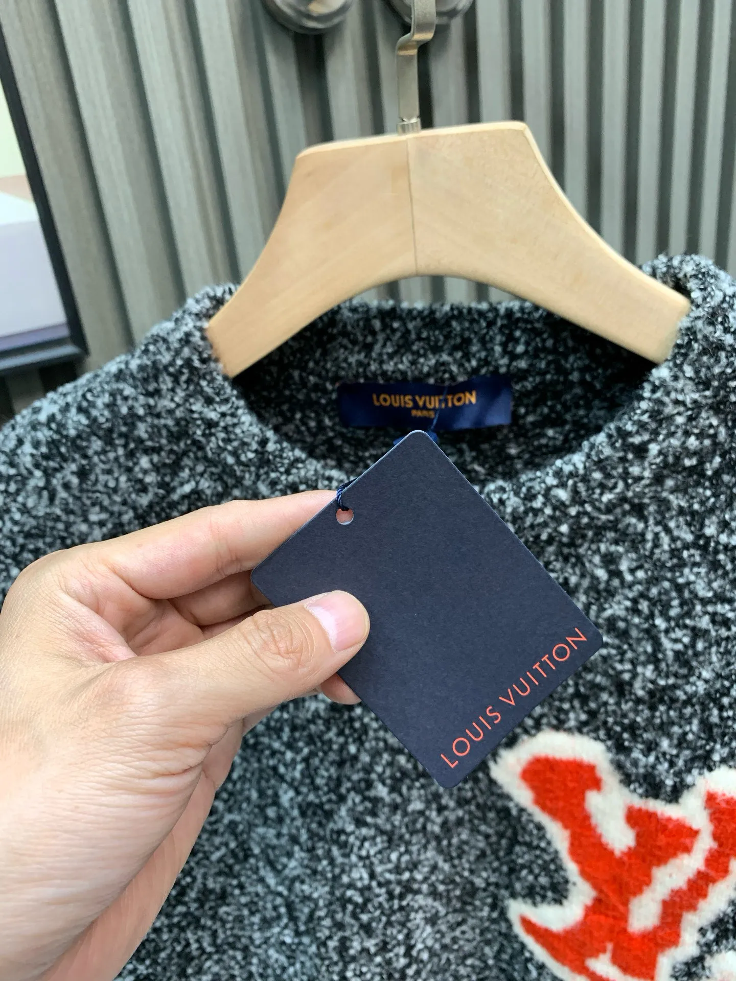 🅿️350 🀄️ Louis Vuitton 1v 25FW mirrored logo intarsia sweater (grey) originally purchased for 10,900, new color in 23 years, custom-woven and dyed sheep wool 55%, yak hair 21%, nylon 20%, spandex 4% wool loop yarn, brown loop yarn with gray color, high ductility and good elasticity It is different from the non-elastic version on the market. The special washing process is very soft and skin-friendly. Positive 3-needle knitting process. The thickness of each stitch of the intarsia at the clothing logo is consistent with ZP. The back logo is a mirror intarsia. The upper body is skin-friendly and versatile. Wear it in front of others. A powerful autumn and winter item.